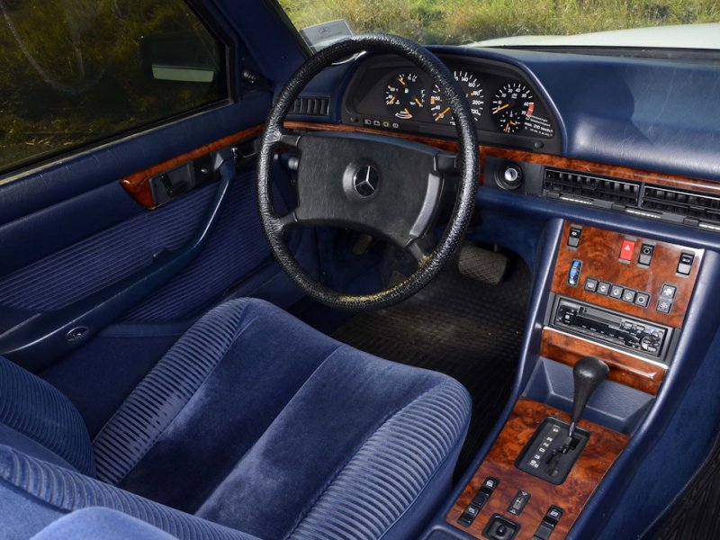 S-Class в кузове W126 довольно часто встречаются с велюровыми салонами зеленого и синего цвета: выглядит очень стильно
