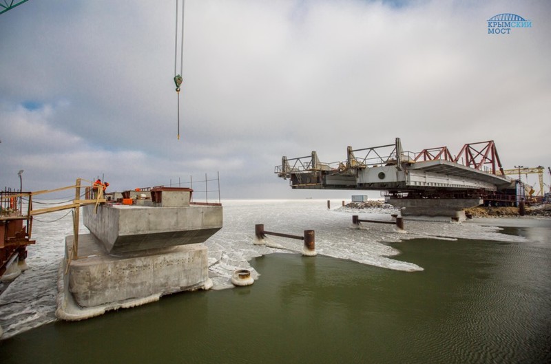 Крымский мост растет: строители сооружают морские пролеты (ФОТО)