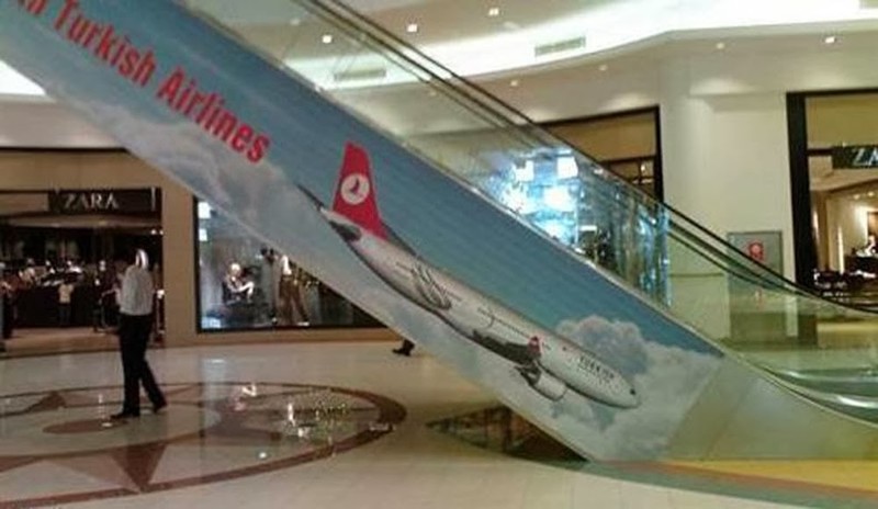 10. Реклама Turkish Airlines на эскалаторе — страшный сон всех путешественников. Летящий вниз самолет, что может быть хуже, о чем думали дизайнеры?