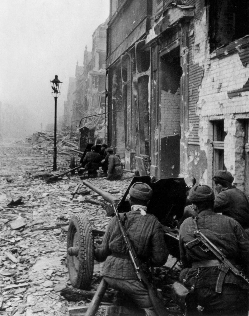 Во второй половине 1942 г. развернулось величайшее в истории войн сражение у стен Сталинграда. 