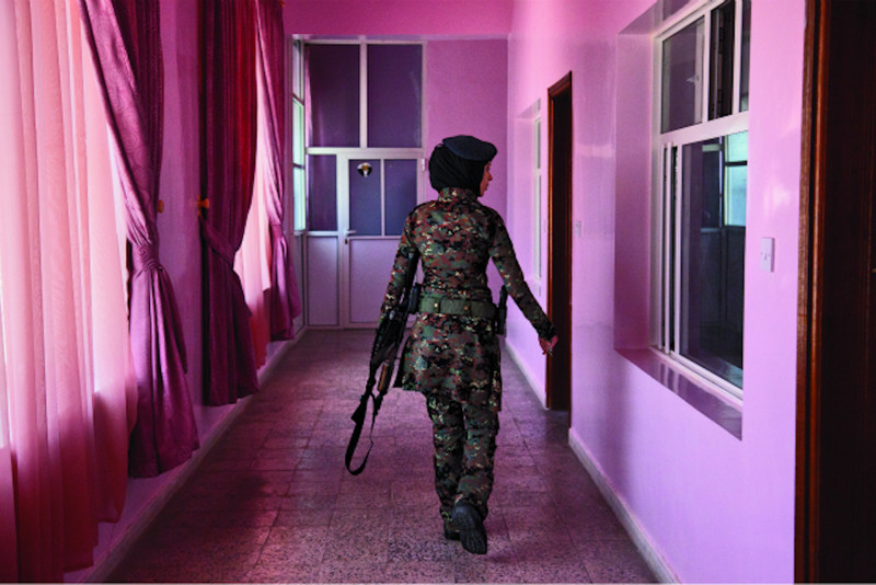 Stephanie Sinclair "Лейтенант женского контртеррористического подразделения патрулирует женское общежитие. Йемен"