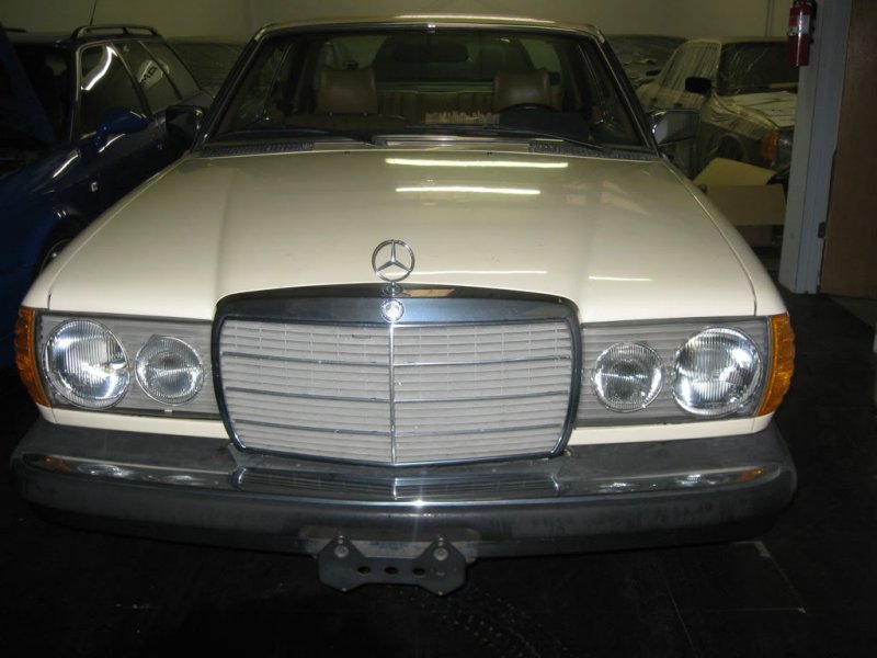 Забытый склад автомобилей и запасных частей Mercedes-Benz AMG