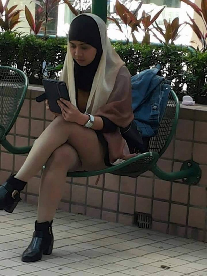 Хиджаб и мини юбка