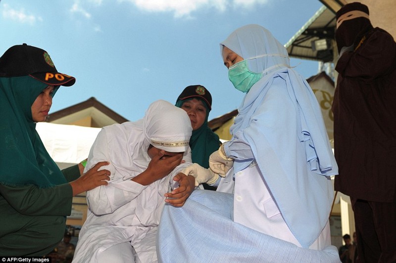  Шок: в Индонезии женщину избивают палкой за любовную связь