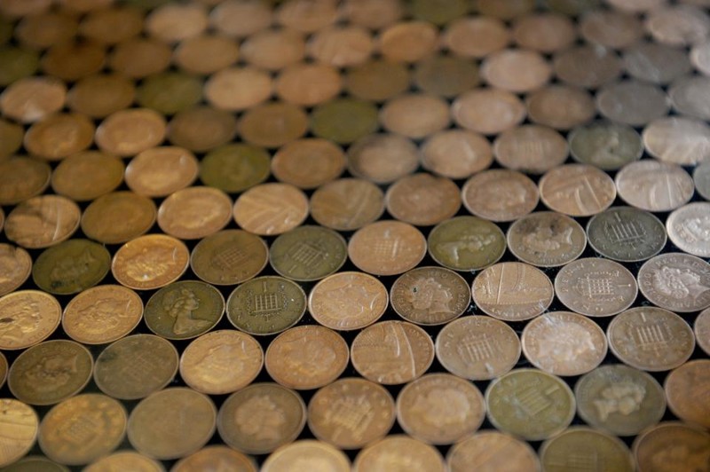  Айтишник сделал себе пол на кухне из 27 тысяч монет