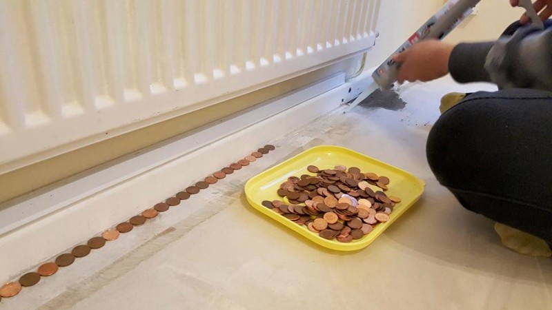 Айтишник сделал себе пол на кухне из 27 тысяч монет