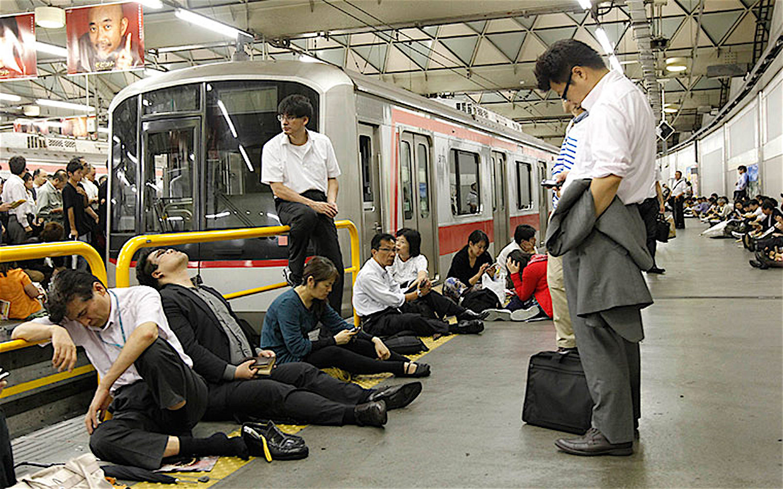 Японское метро. Утрамбовщик в метро в Японии. Метро Токио. Японцы в общественном транспорте. Япония люди в метро.