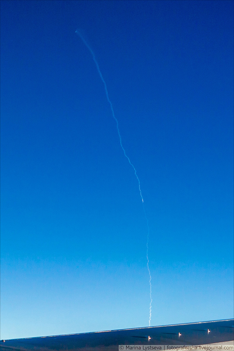 Пассажирка,  совершая перелёт в Архангельск, заметила в небе странный след