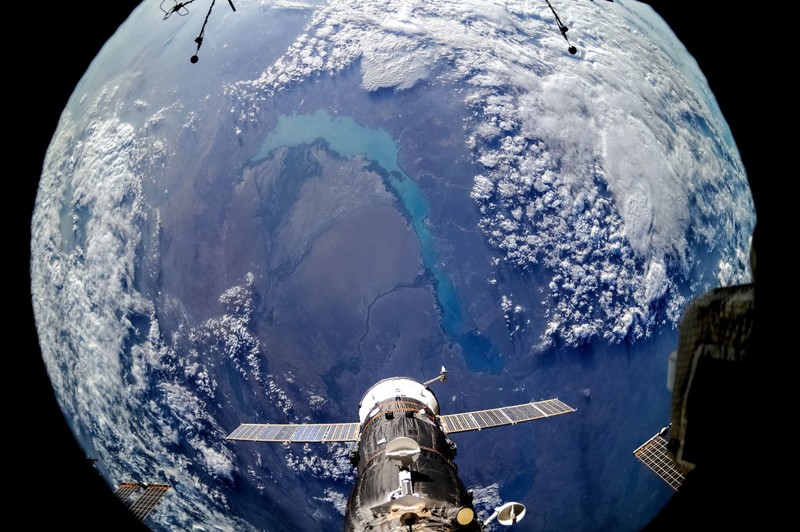  Земля в иллюминаторе: что выкладывают в Instagram* российские космонавты