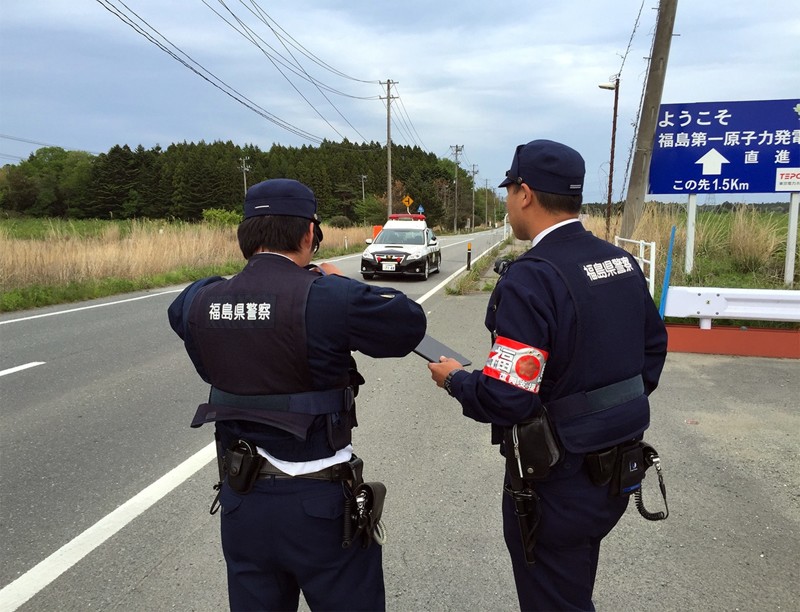 Полицейские в Фукусимской зоне отчуждения. До аварийной АЭС — 1,5 км по прямой 