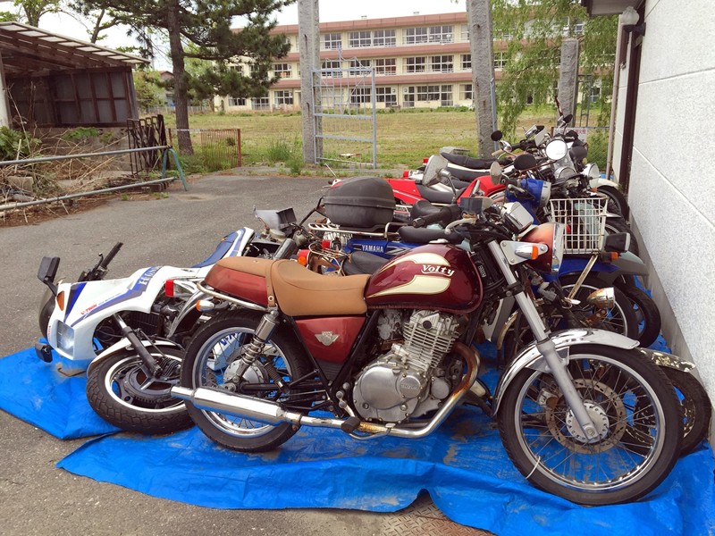 Склад мотоциклов под открытым небом в Фукусиме