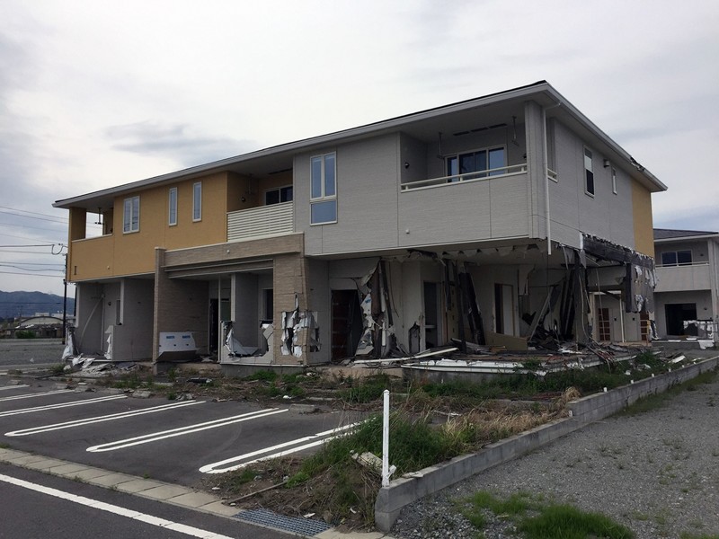 Здание, пострадавшее от цунами 2011 года 