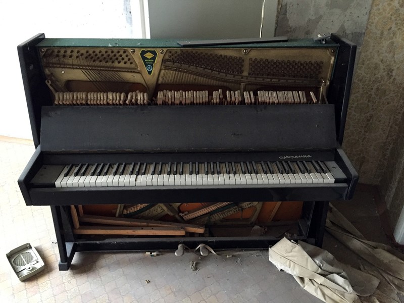 Редкий артефакт — сохранившееся пианино в одной из припятских квартир 