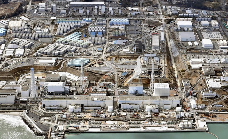 Общий вид площадки фукусимской АЭС в 2016 году. Есть кстати, неплохой план, объясняющий все эти баки и некоторые здания.