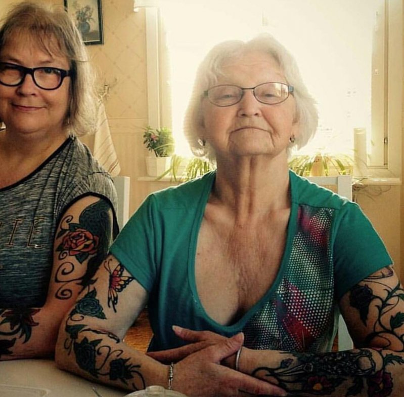Любовь к татуировкам - это у них семейное 