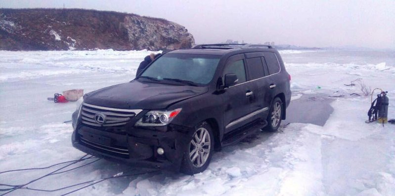 Во Владивостоке под лед провалился Lexus