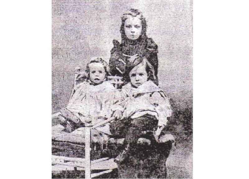 Дети семейства Стоукс. Рита - старшая, Ольга - слева внизу, Эрик - справа.