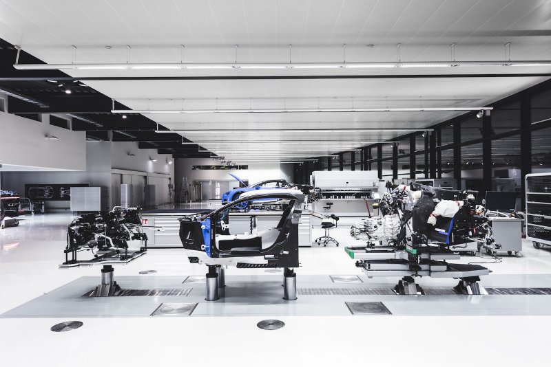 В среднем от получения заказа заводом до отгрузки готового авто проходит полгода. Напомним, цена Bugatti Chiron составляет 2,4 млн. евро.
