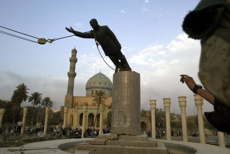 Разрушение статуи Саддама Хуссейна в Багдаде