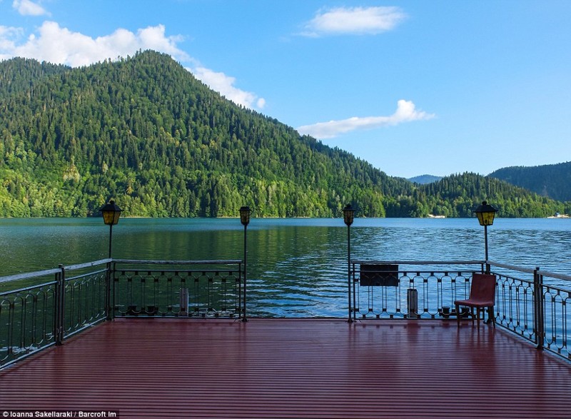 Резиденция расположена на берегу живописного озера Рица. С пристани открывается потрясающий вид на озеро, окружающие его горы и густой лес.