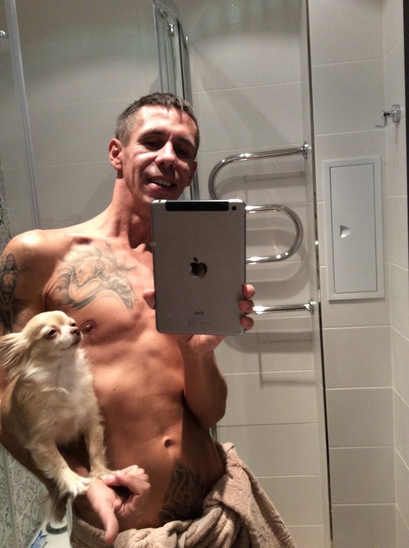  Алексей Панин снялся в эротической фотосессии с собакой