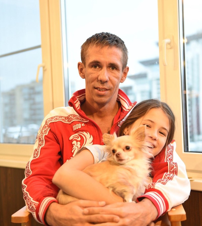  Алексей Панин снялся в эротической фотосессии с собакой
