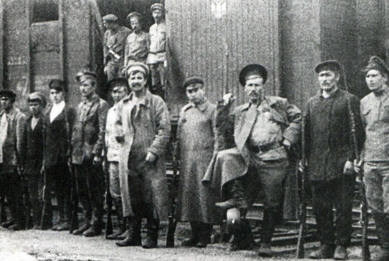 Продотрядовцы перед отправкой по деревням, 1918 год, СССР.