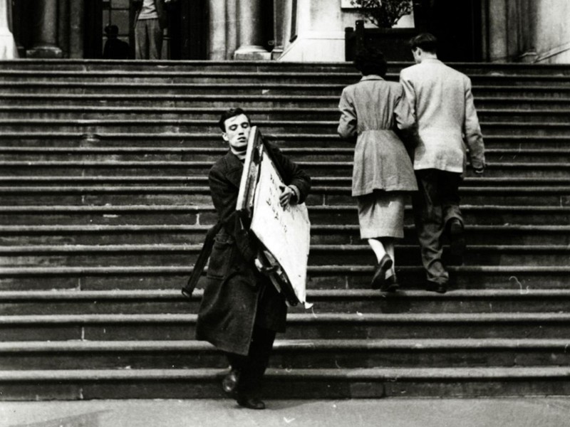 Ирландский студент Пол Хоган выносит картину Берты Моризо "Летний день" (приблизительная стоимость около 7.000.000 фунтов стерлингов) из галереи Тейт, 1956 год, Лондон. Он зашел в галерею, снял картину со стены и спокойно вынес ее вынес.  
