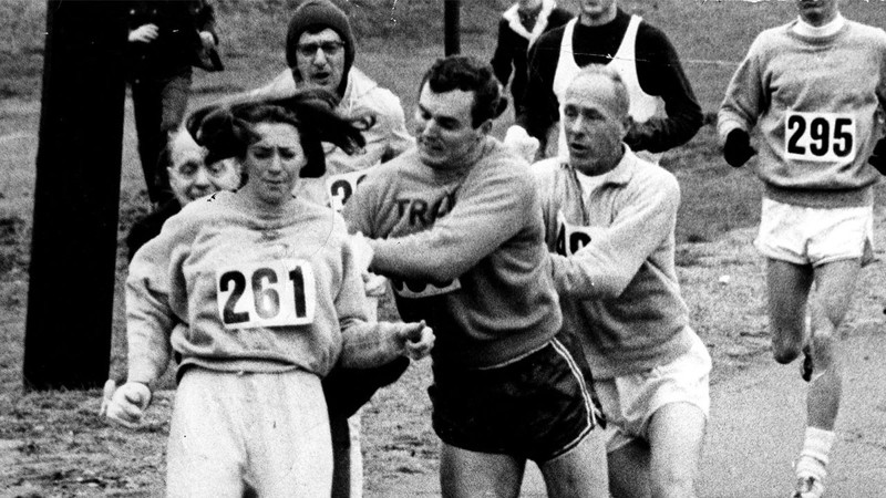 Кэтрин Свитцер - первая женщина, принявшая участие в Бостонском марафоне, несмотря на массовое недовольство участников - мужчин