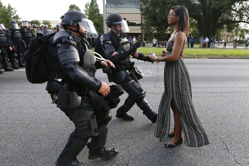 Йешиа Эванс, чья фотография стала символом ненасильственного сопротивления полицейской жестокости и нарушению прав человека в Батон Руж, Луизиана