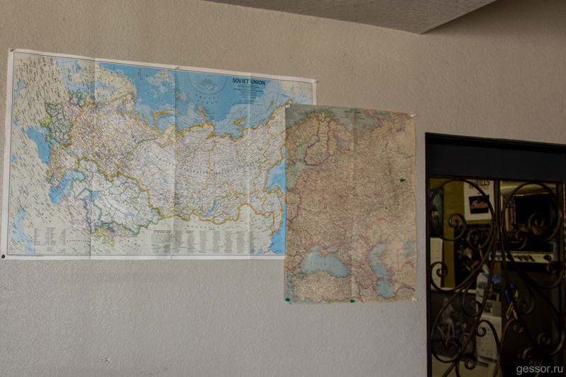 В углу на стене висит карта СССР