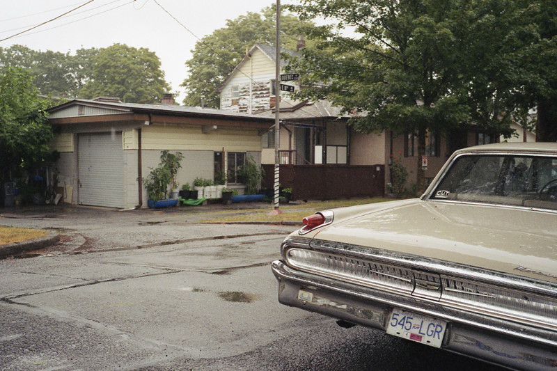  Фотограф снимает старые автомобили на улицах Ванкувера на плёночную Leica
