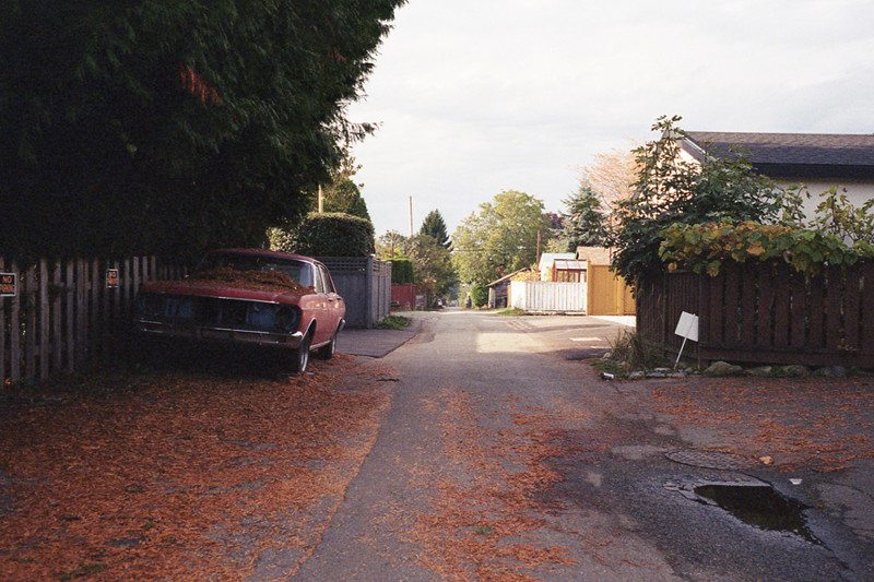  Фотограф снимает старые автомобили на улицах Ванкувера на плёночную Leica