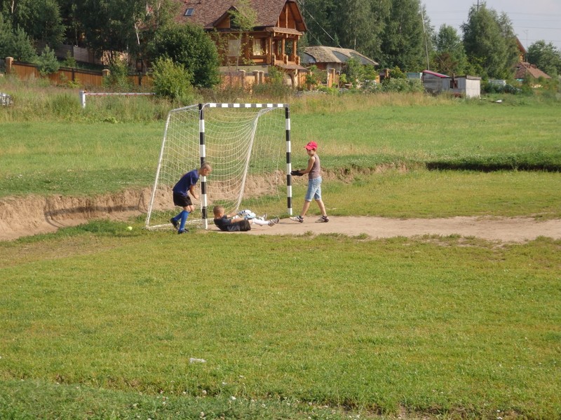 Русские мальчики играют в футбол 2016