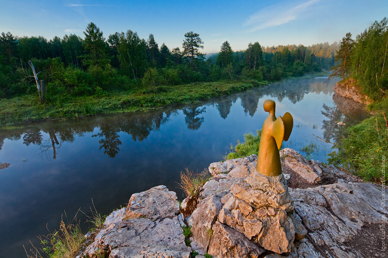 Первая скульптура, установленная в России, по замыслу шведской художницы Лены Эдвалл. Считается, что фигуры Ангелов, установленные в разных частях света, обнимут планету, защитят ее от страха, отчаяния, катастроф.