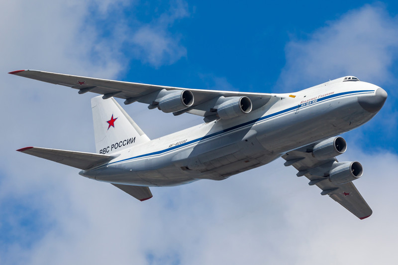 A400M уступает в грузоподъёмности российским транспортным Ан-124 "Руслан" (до 120 тонн) 