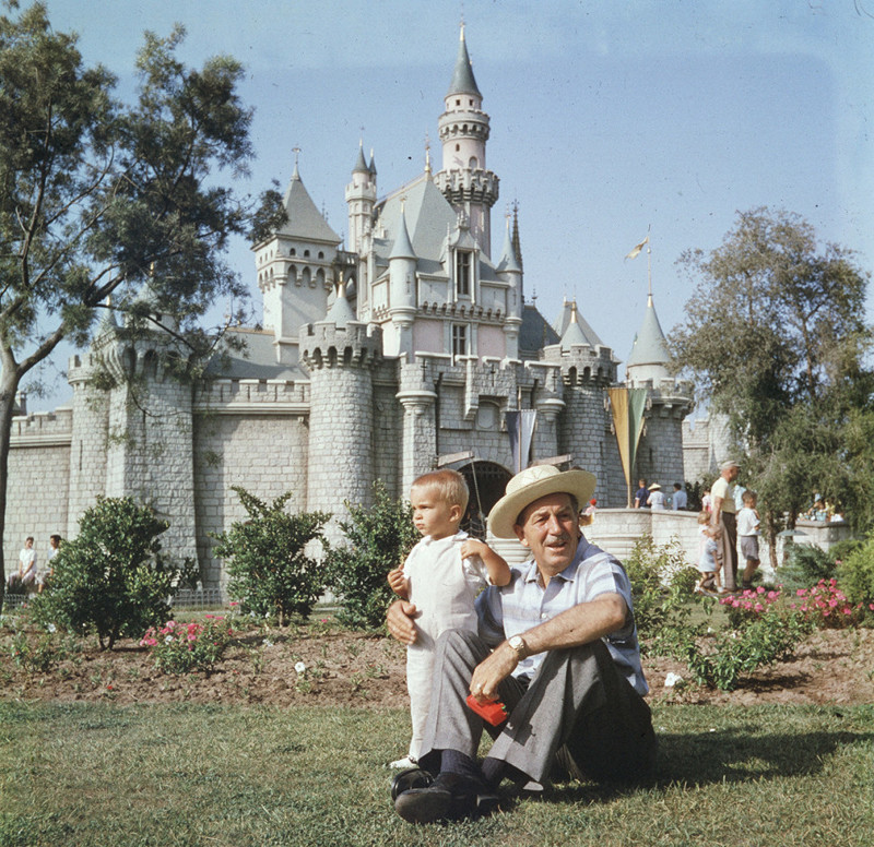 Уолт Дисней с внуком в Диснейленде, Анахайм, Калифорния, 1955 год