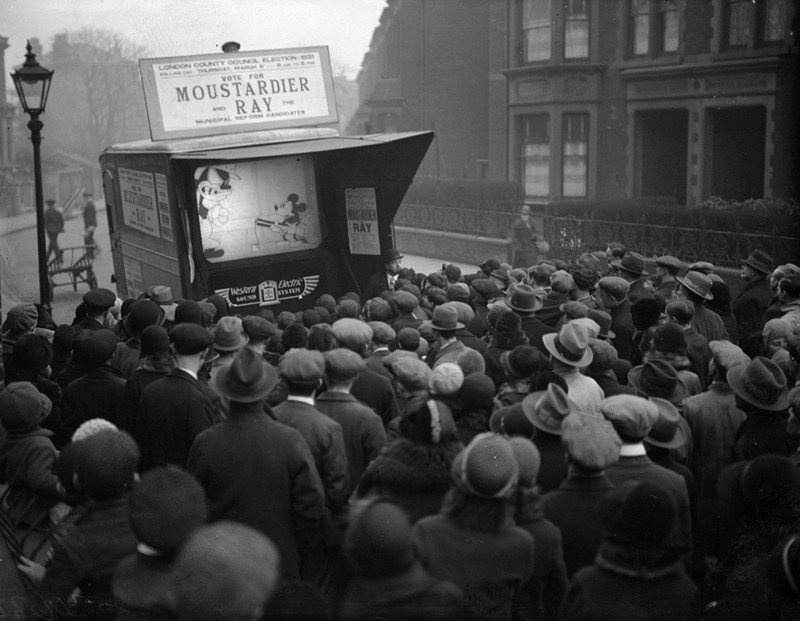 Жители Лондона смотрят мультфильм про Микки Мауса, 26 февраля 1931 года 