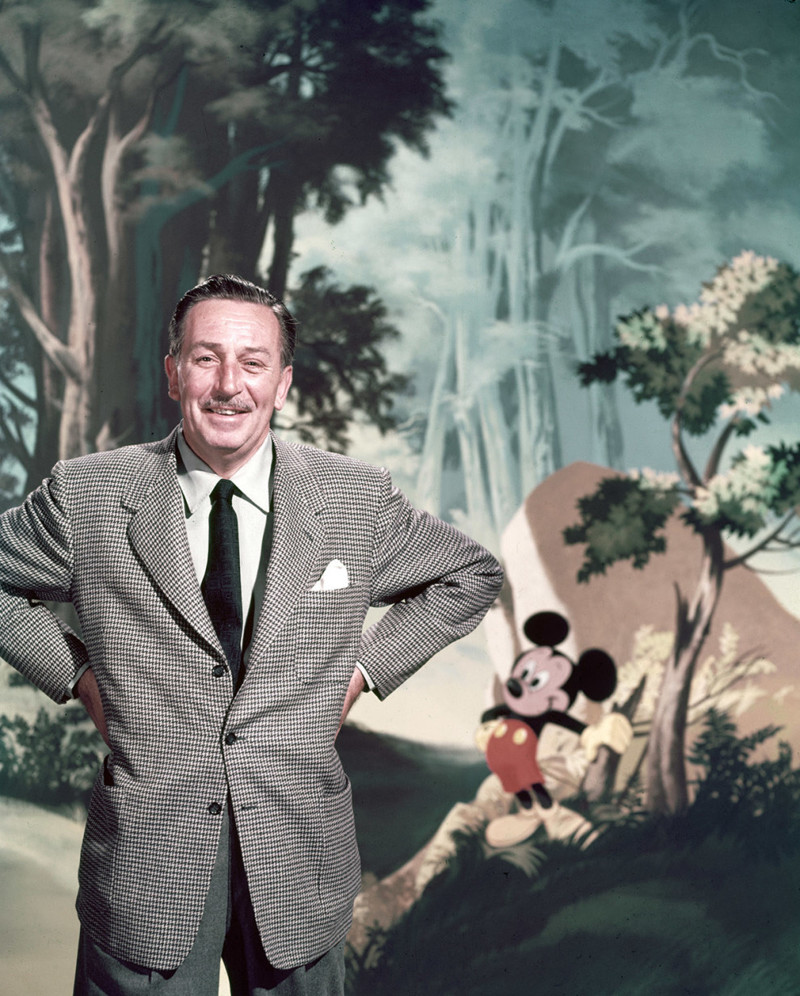 Уолт Дисней позирует на фоне своего культового персонажа - Микки Мауса, 1955 год