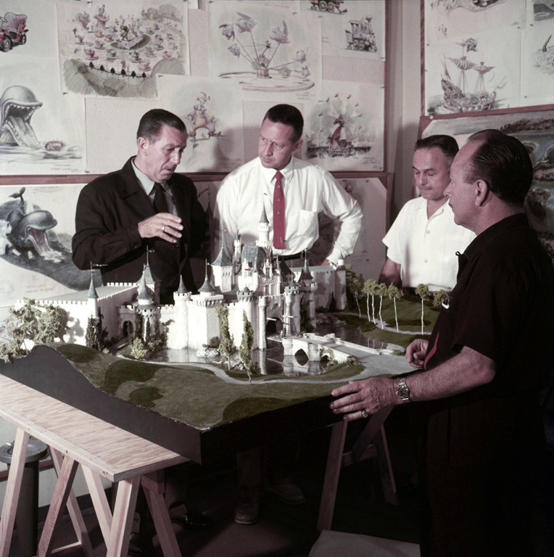 Уолт Дисней обсуждает макет будущего Диснейленда, Лос-Анджелес, 1954 год