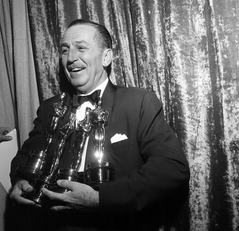 Мультипликатор держит 4 премии "Оскар" за картину "Исчезающая прерия", 30 марта 1955 года 