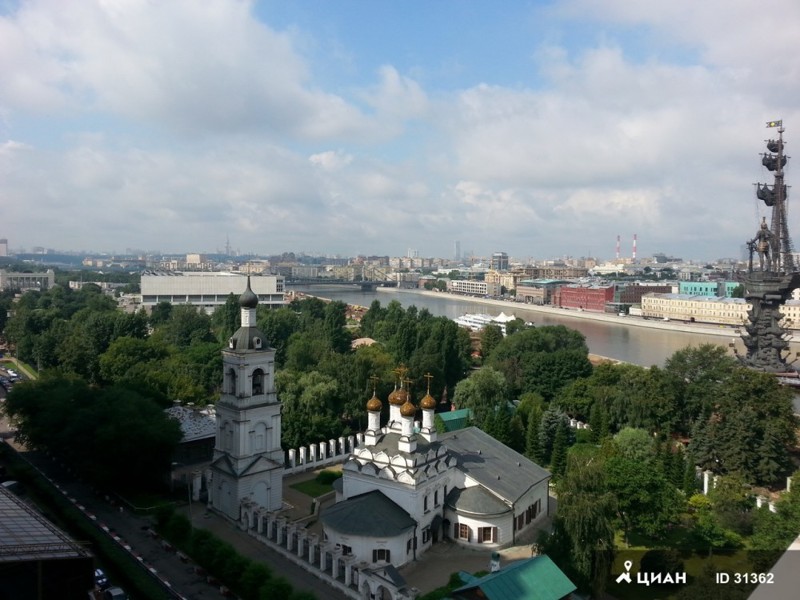 В аренду предлагается 10-комнатная квартира в самом центре Москвы площадью 638 квадратных метров на 10-м этаже. Размеры комнат — 55, 30, 55, 45, 50, 50, 70 квадратных метров.