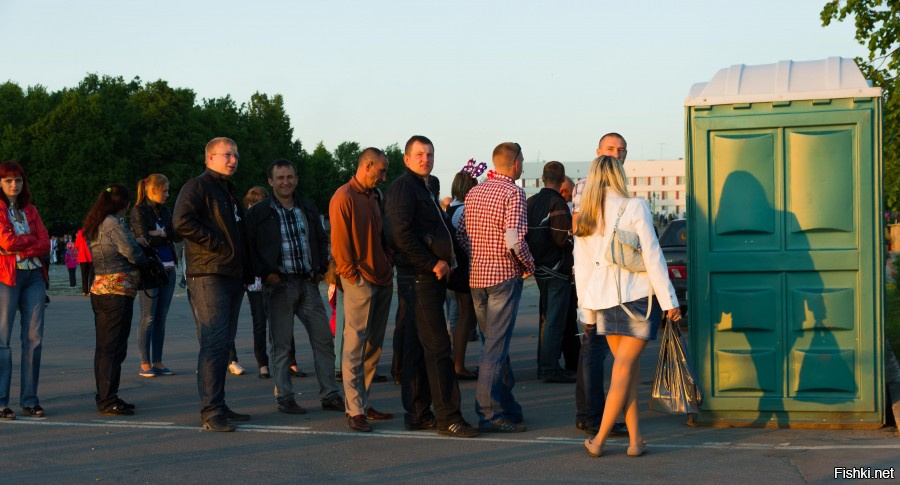 Сон очередь в туалет. Очередбв женский туалет. Очередь в туалет. Очередь в биотуалет. Очередь в мужской туалет.