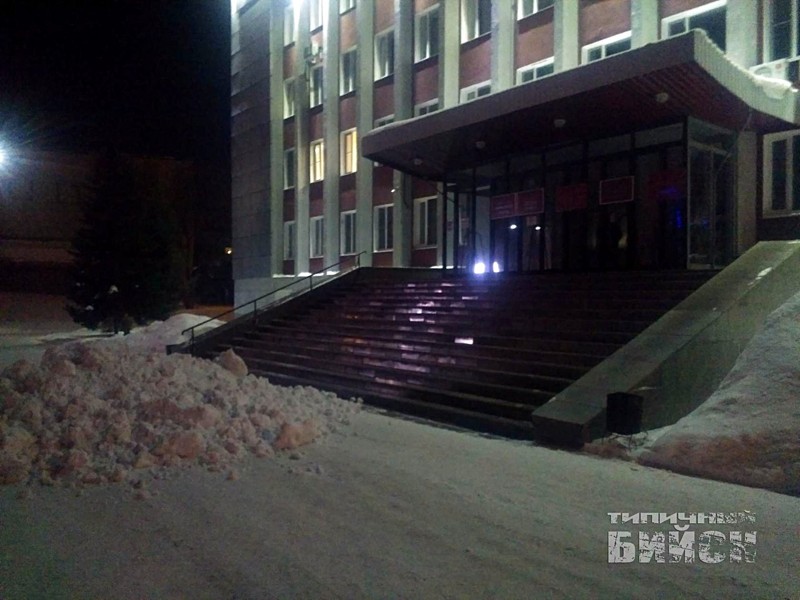 Месяц назад перед зданием администрации Бийска грузовик вывалил кучу снега, фото появились в городской группе "ВКонтакте". Местные жители в комментариях очень обрадовались: