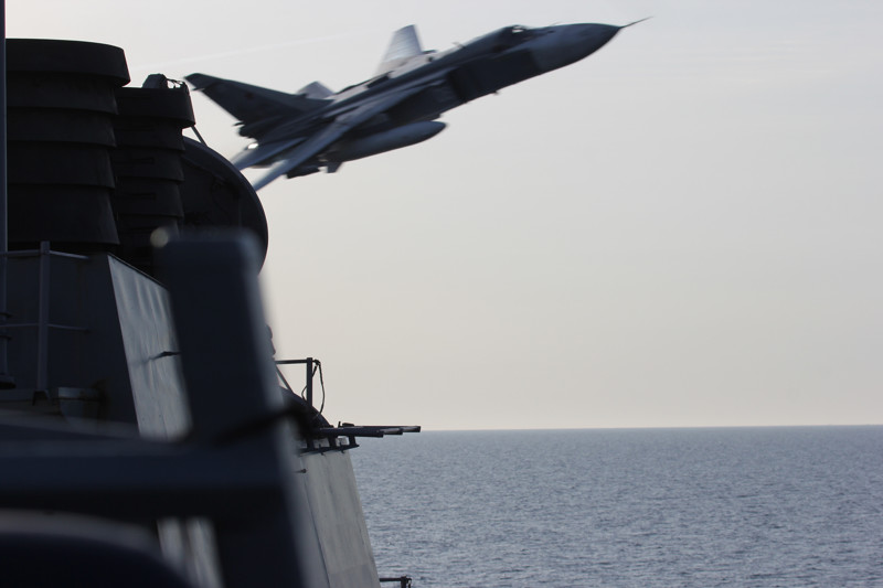 Су-24 ВКС РФ снова запугали американский эсминец Porter в Черном море