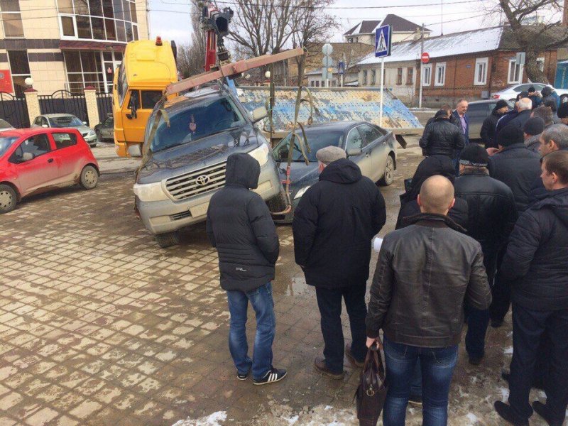 В Ставрополе эвакуатор уронил Toyota Land Cruiser