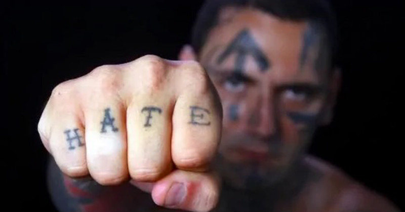 25 операций помогли бывшему скинхеду избавиться от татуировок и...ненависти