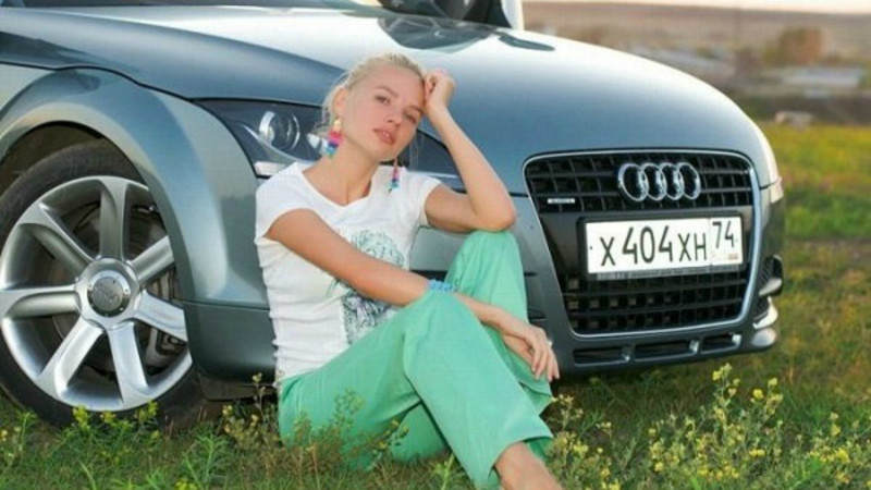 Девушка и автомобиль