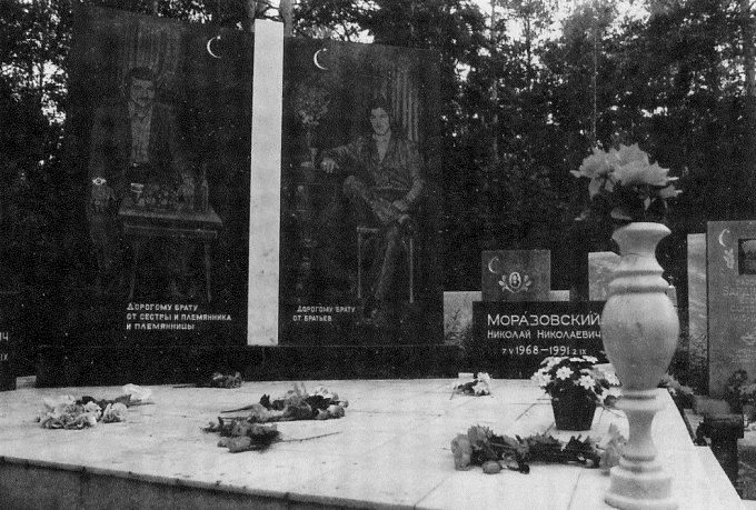 Вычурные надгробия братков под Екатеринбургом