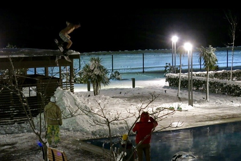 Невероятные развлечения русских сноубордистов... в бассейне!